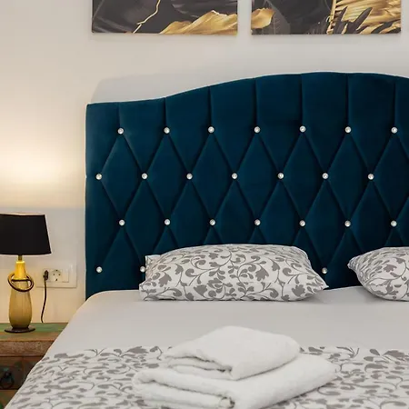 דירה Luxury With Patio In The Heart Of *