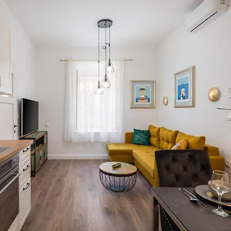 Luxury With Patio In The Heart Of דירה *