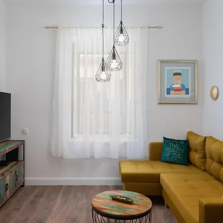 Luxury With Patio In The Heart Of דירה