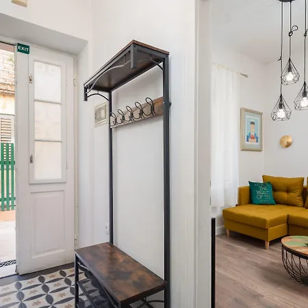 Luxury With Patio In The Heart Of Apartment