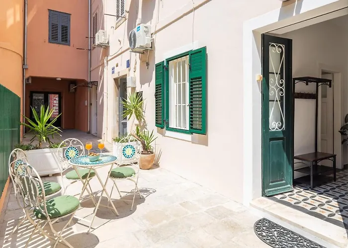 Luxury With Patio In The Heart Of Apartman